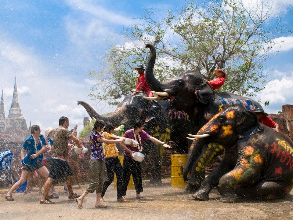 Bỏ túi 5 địa điểm có thể “quẩy” hết mình tại lễ hội Songkran Thái Lan 12 tan huong le hoi te nuoc noi tieng songkran o thai lan9