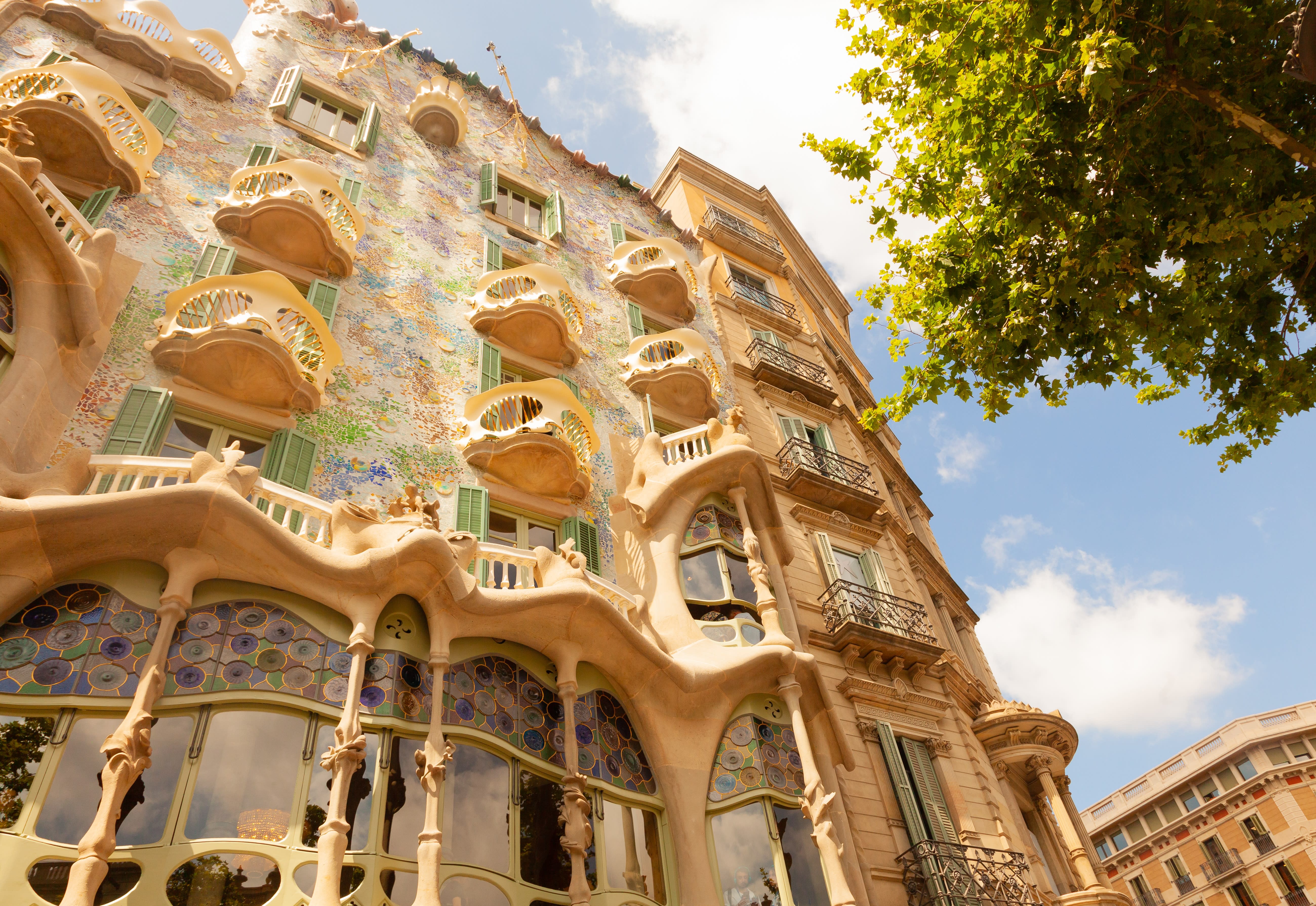 Творения гауди. Архитектура Гауди в Барселоне. Архитектор Испании Антонио Гауди. Антонио Гауди архитектура. Архитектор Гауди Барселона.