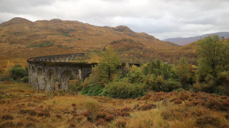 欣賞蒸氣火車行經格蘭芬南高架橋，可在遊客中心旁的步道觀景區或是大橋下。Photographer | Serina Su