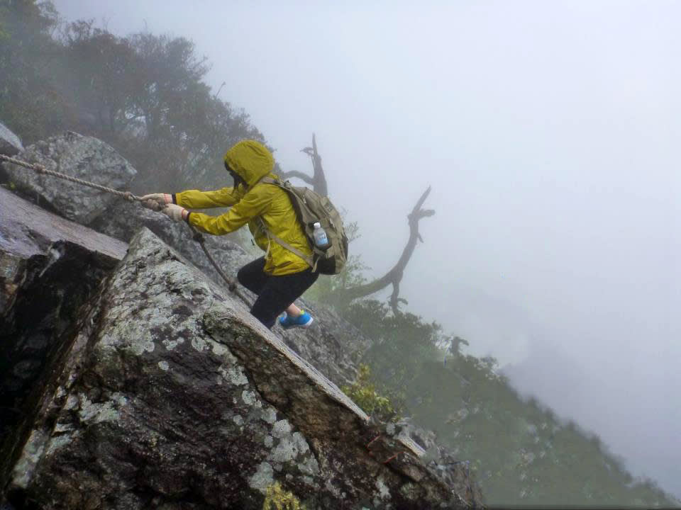 鳶嘴山一路都需攀岩前行，腳下就是雲海 (Photo / Ran)