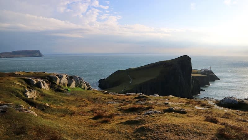 天空島上Neist Point遠處有一座百年燈塔，但這裡風強，行走於步道時，要特別注意安全。Photographer | Serina Su