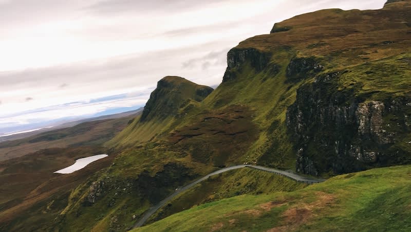 爬上The Quiraing，映入眼簾的景色很壯觀，有時還能遇見綿羊成群。Photographer | Serina Su