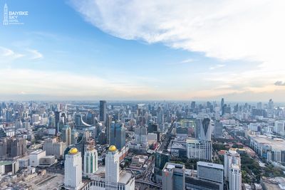 360度旋轉觀景臺 — 穿過五米高的玻璃幕牆，欣賞令人目眩神迷的城市全景，然後前往84樓的旋轉觀景臺，盡享360度全方位視野。