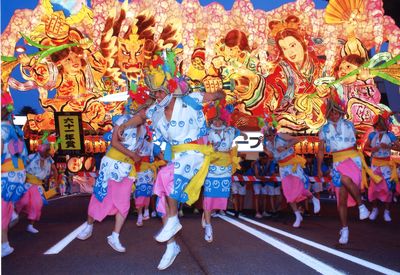 在指定席輕鬆舒適地欣賞遊行，近距離觀看精彩動感的表演。