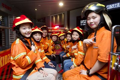 * 歡迎來到全球第一的職業體驗主題樂園「KidZania」! - 園區內有真實企業進駐,讓孩子們能體驗生動的職業生活!
- 孩子們可以透過賺取和使用園區貨幣 Kidzo,從玩樂中學習經濟概念!
- 回想自己小時候想成為大人的日子,家長也能和孩子一同享受這趟回憶之旅!
