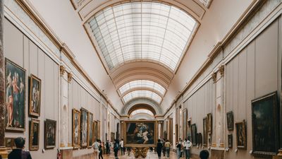 探索羅浮宮,這座昔日的皇宮,如今已是全球參觀人數最多的博物館。