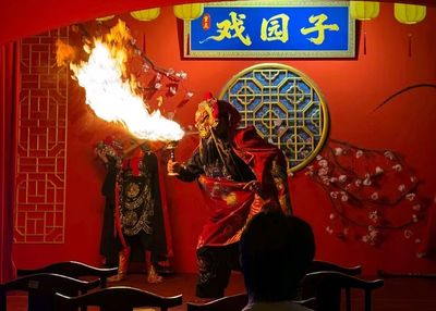 節目參考:
大宋風華|《宮廷羽衣》
歌舞昇平|《君臨天下互動》
傳統非遺|《長壺玉露》
茶藝互動|《功夫大師隨機摻茶互動》
戲曲變裝|《袖舞驚鴻》
山城言子|《霧都妙語》
巴蜀非遺|《幻面花槍》
巴蜀非遺|《川韻變臉》
變臉互動|《變臉大師下臺隨機互動)
巴蜀非遺|《吐火絕活》
旗袍風姿|《山城夜韻》