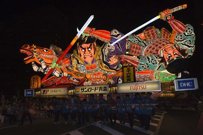 親臨青森睡魔祭，欣賞巨型燈籠花車點亮夜晚，感受祭典的熱鬧氛圍。