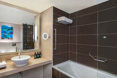 1 Deluxe Plaza View at Yas Plaza Mangroves by IHG