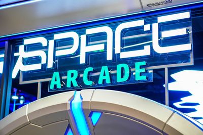 Immersive VR gaming experiences
Wide selection of interactive arcade attractions
High-tech gaming equipment and motion-based simulators
Fun, social entertainment space