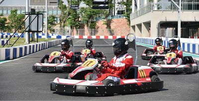 化身賽車手，衝進8字型立體隧道