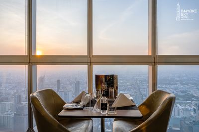 在泰國最高的餐廳用餐——在曼谷彩虹雲霄飯店82樓享用國際自助餐，俯瞰曼谷天際線