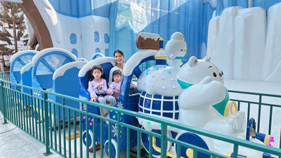 盡情享受一系列精彩的真實雪地活動,包括雪地滑梯、雪橇和堆雪人。