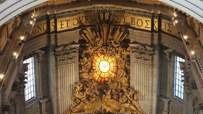 透過詳盡的語音導覽,探索聖彼得大教堂的標誌性圓頂。