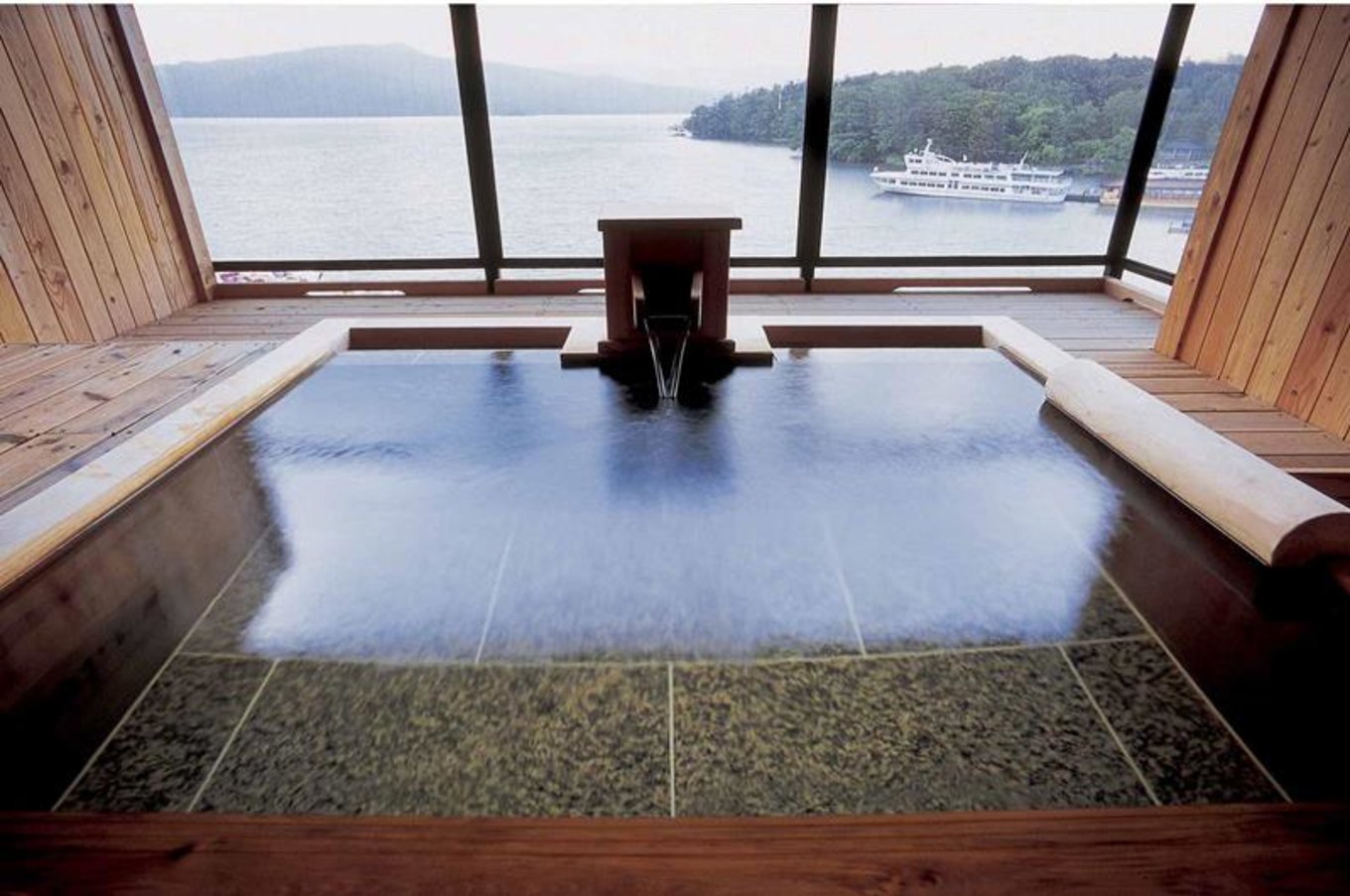 能一邊眺望館外景色一邊悠閒享受溫泉的湖之座豪華套房（照片來源：Akan Tsuruga Besso Hinanoza官網）