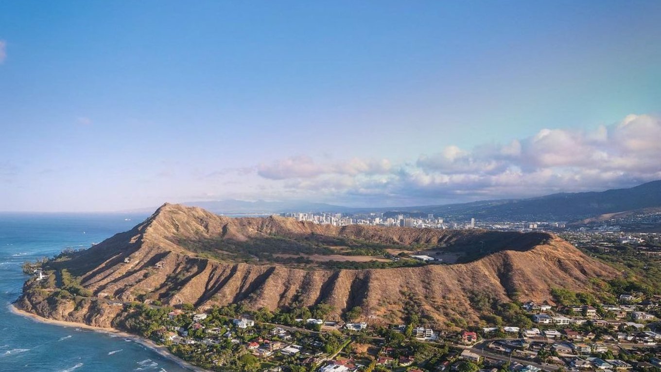 Journey along the Diamond Head hiking trail for spectacular natural views. Credits: @jereksilvas on Instagram