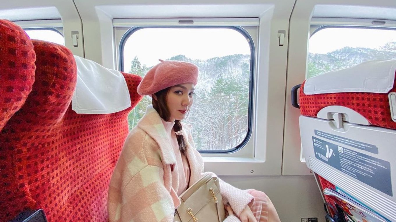 Cozy up on a Shinkansen or bullet train to travel long distances in Japan! Credits: @khunfour on Instagram