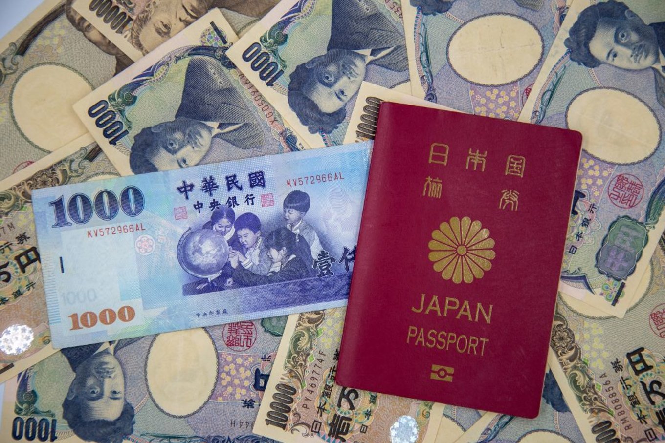 お金とパスポートの画像