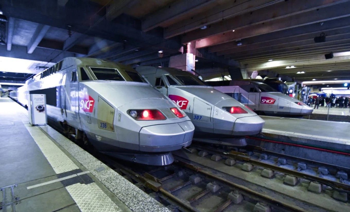 パリのモンパルナス駅に停車中のTGV