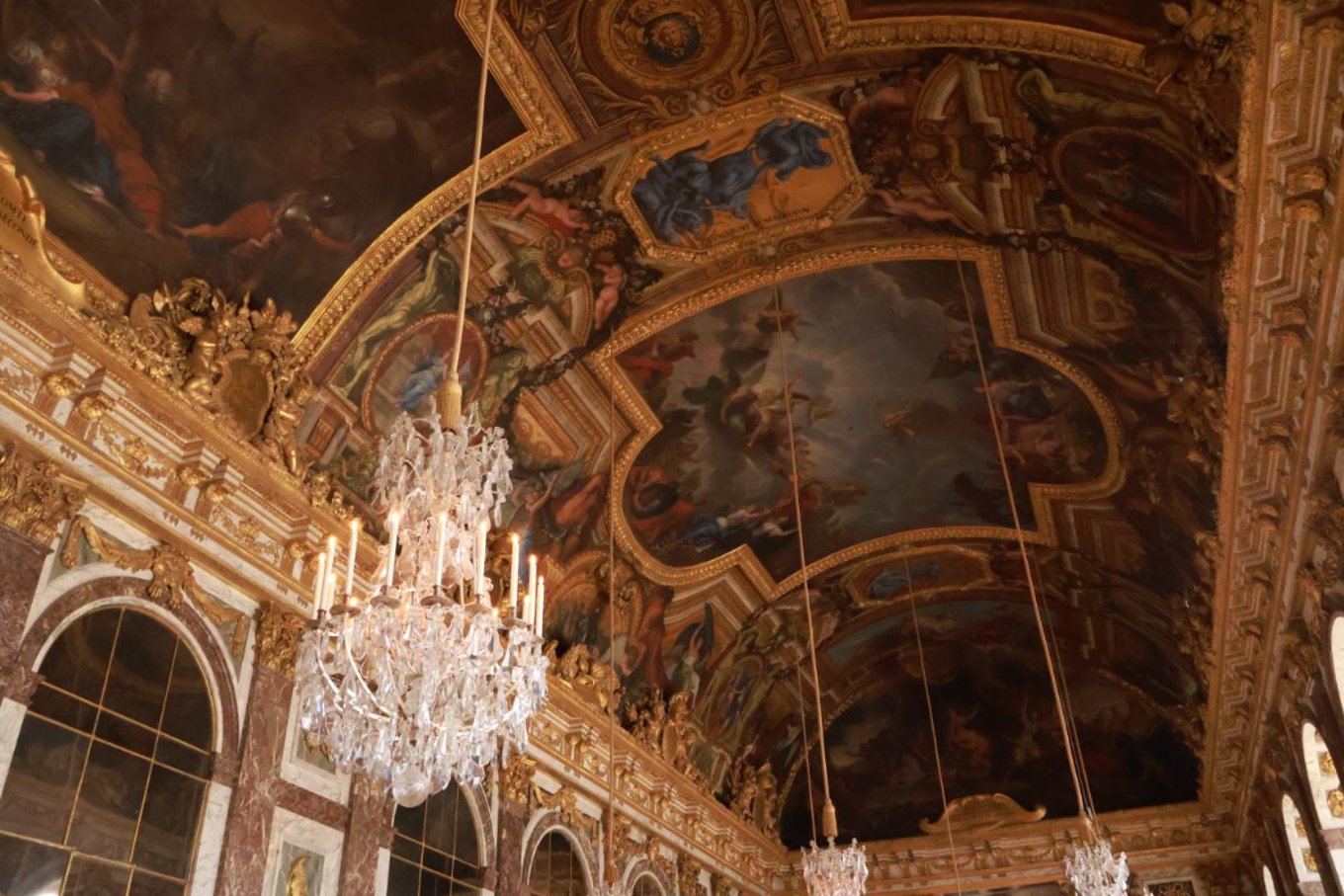 ヴェルサイユ宮殿　鏡の間（天井画とシャンデリア）