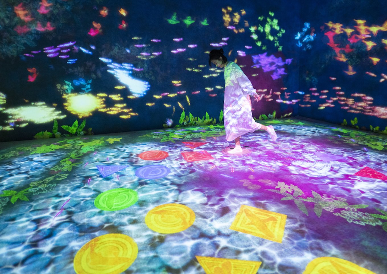 teamLab, Hopscotch for Geniuses: Bounce on the Water © teamLab