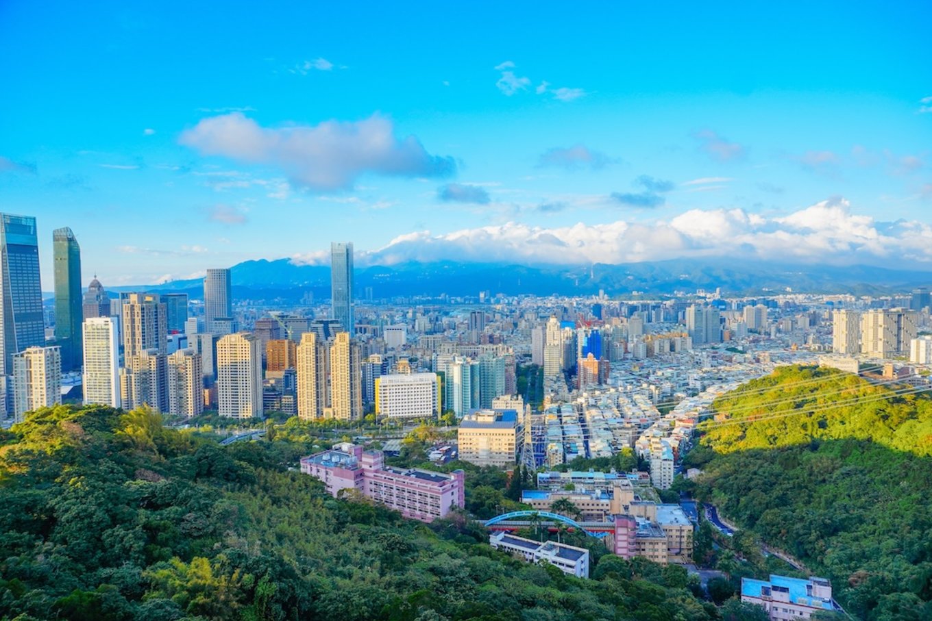 台湾 台北 Taipei, Taiwan mountain at sun set seen from elephant mountain park