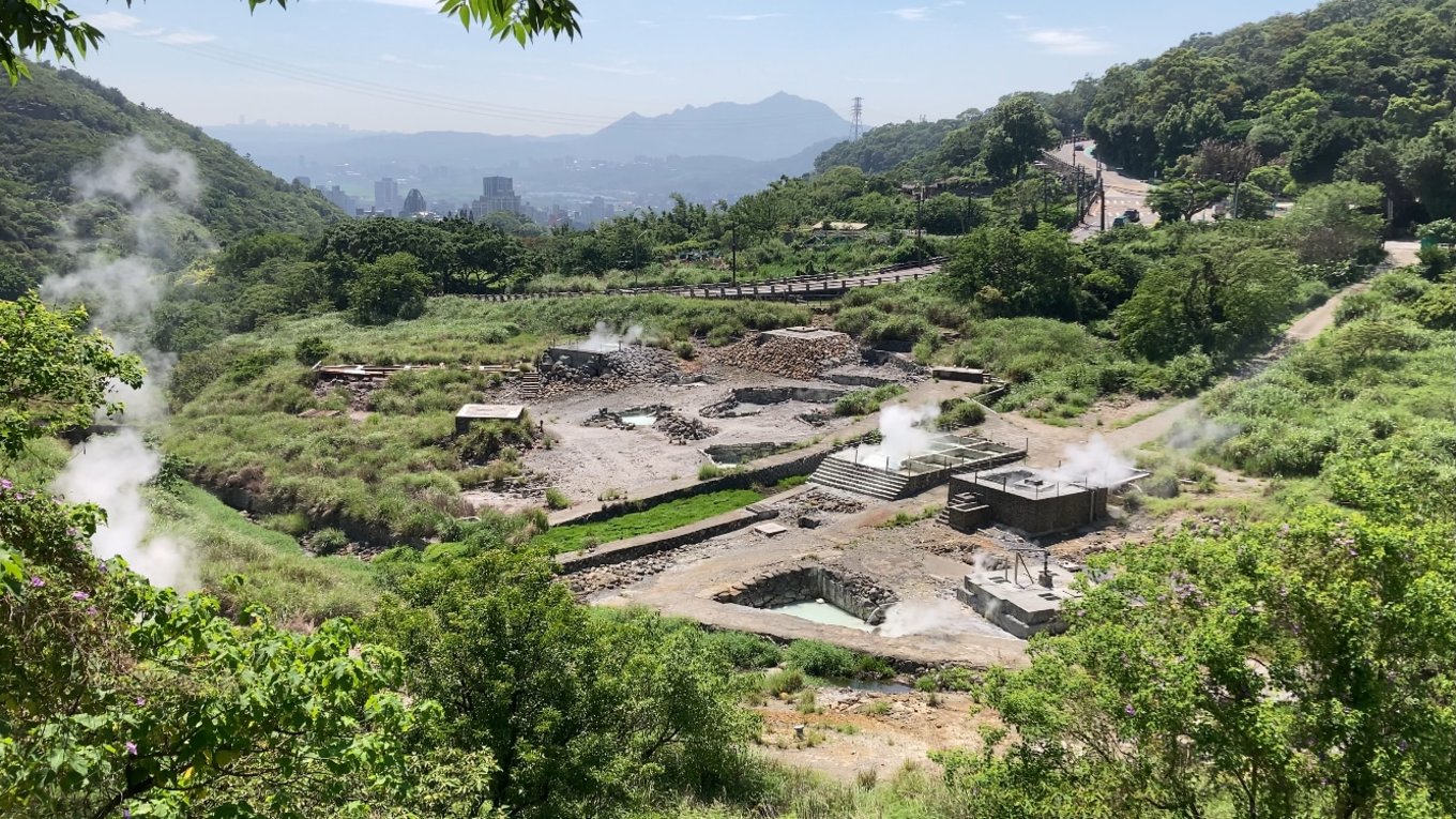台北・北投温泉|源泉の吹出口を近くで見れる30分ハイキング+無料ラジウム泉の足湯に行ってみた 温泉 煙 森