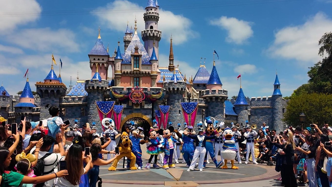 「世界で一番幸せな場所」カリフォルニアディズニー70周年を体験! お城 パレード
