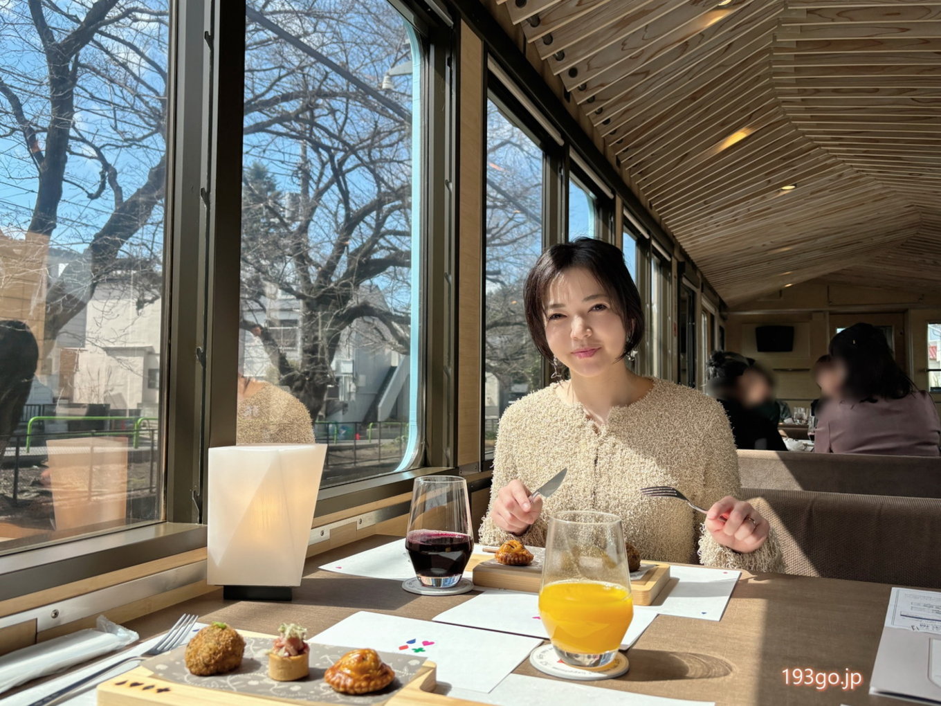 「52席の至福」で過ごす、贅沢なシンガポール旅気分。西武新宿から秩父へ 食事 女性