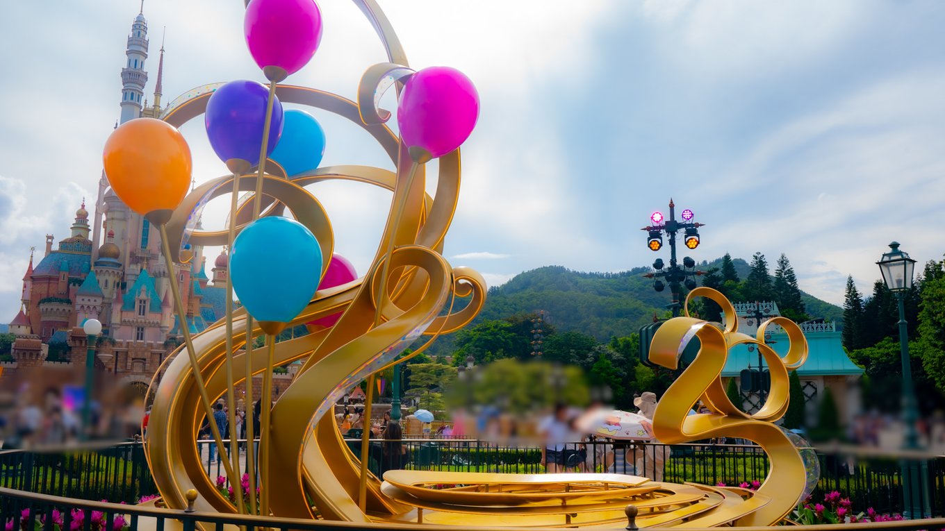 香港ディズニーランド・リゾート20周年の初日へ! エントランス 風船