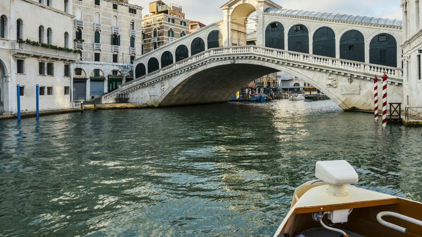 Boat approaching Ponte di Rialto over the Grand Canal in Venice