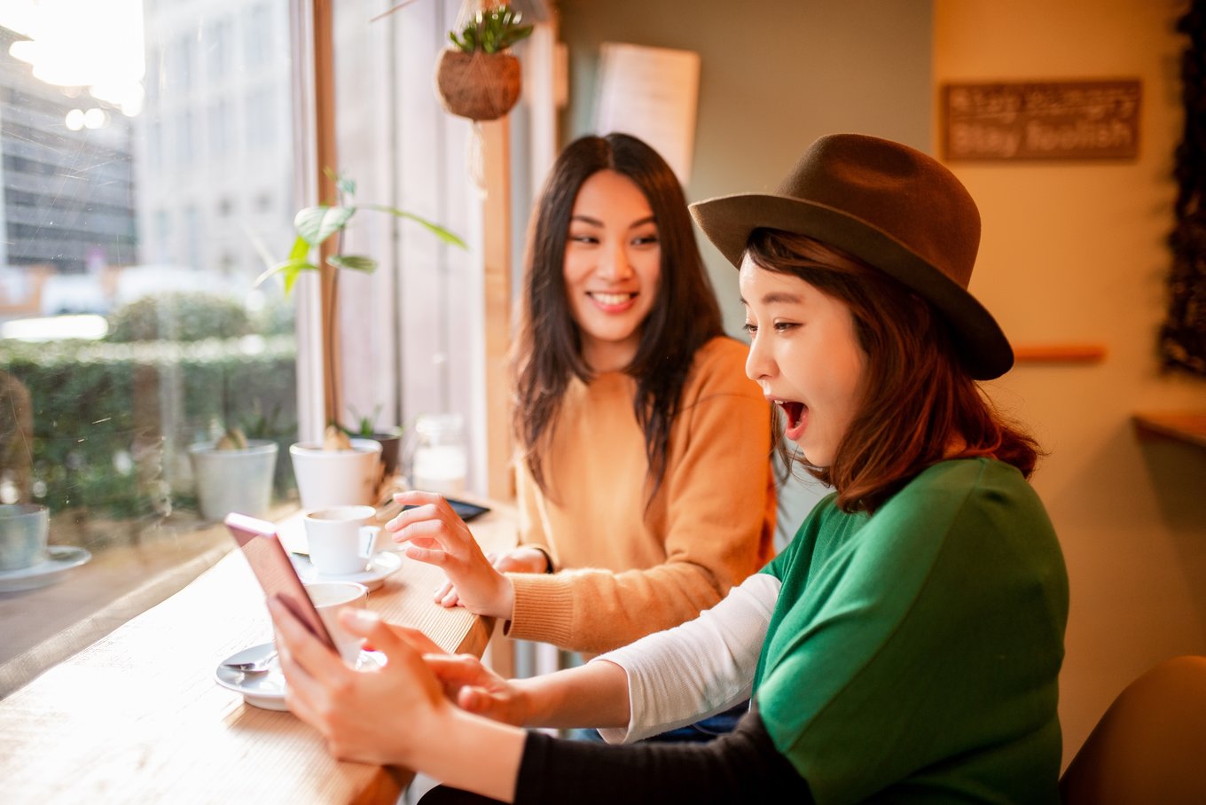 [PIC] Happy ladies reading reviews on Klook