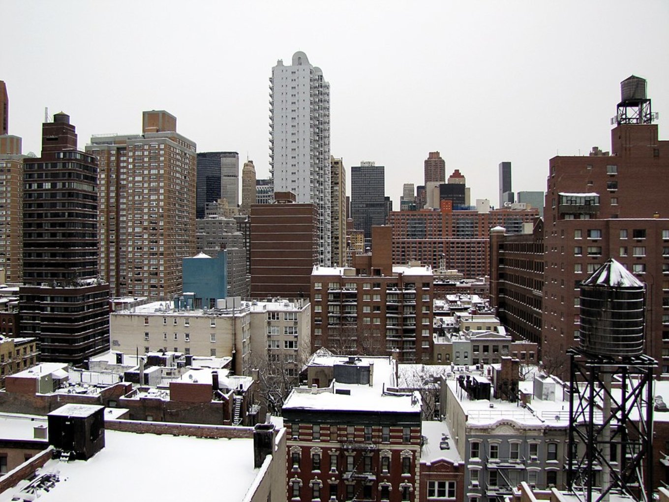 New York Snow on city streets near a festive tree | Photo from David Berkowitz on Wikimedia Commons