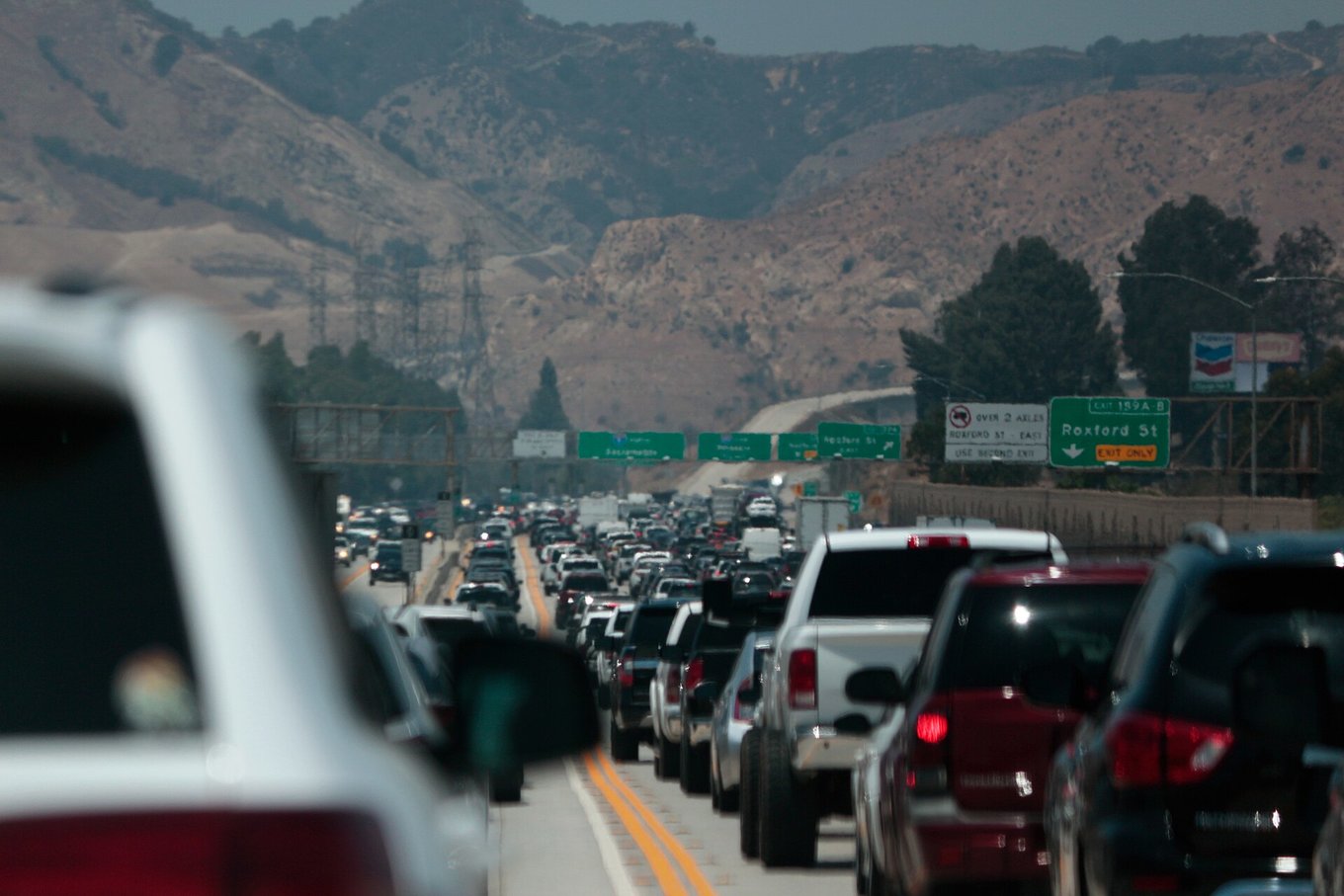 Heavy Los Angeles traffic backed up on the freeway during daytime rush hour | Photo from JPxG on Wikimedia Commons