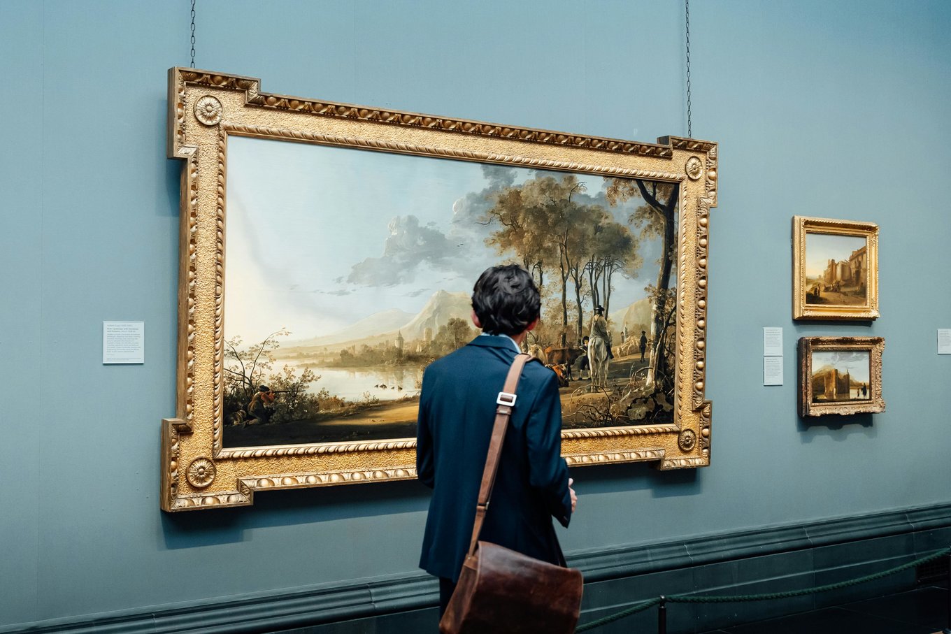 Exploring Paris’ museums | Photo Credits: Miguel González on Pexels 
