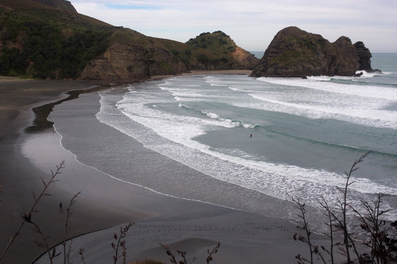 Dramatic black-sand beach and waves at Piha Beach | Photo Credit: Wikimedia Commons