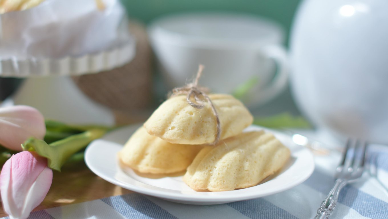 Traditional shell-shaped French madeleines served with tea