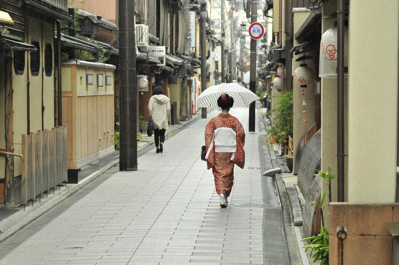 A woman in traditional kimono walking through the quiet streets of Gion, Kyoto | Photo Credit: Boudewijn Huysmans on Unsplash