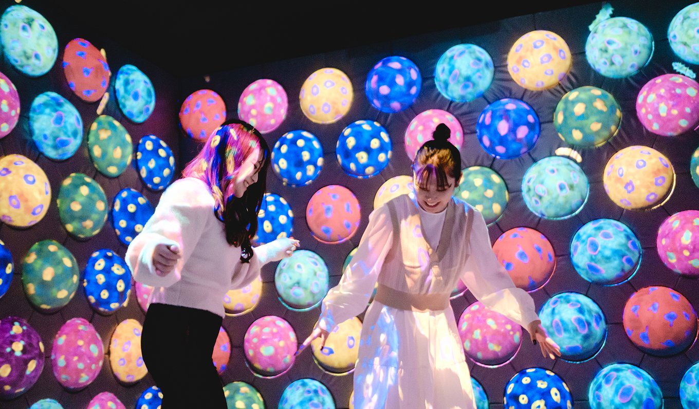  Explore the space filled with high-speed spinning bouncing balls that glow in a variety of colors in teamLab Forest Fukouka