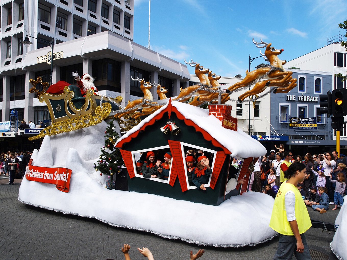 A Christmas parade in Dunedin, New Zealand | Photo from Ulrich Lange, Bochum, Germany on Wikimedia