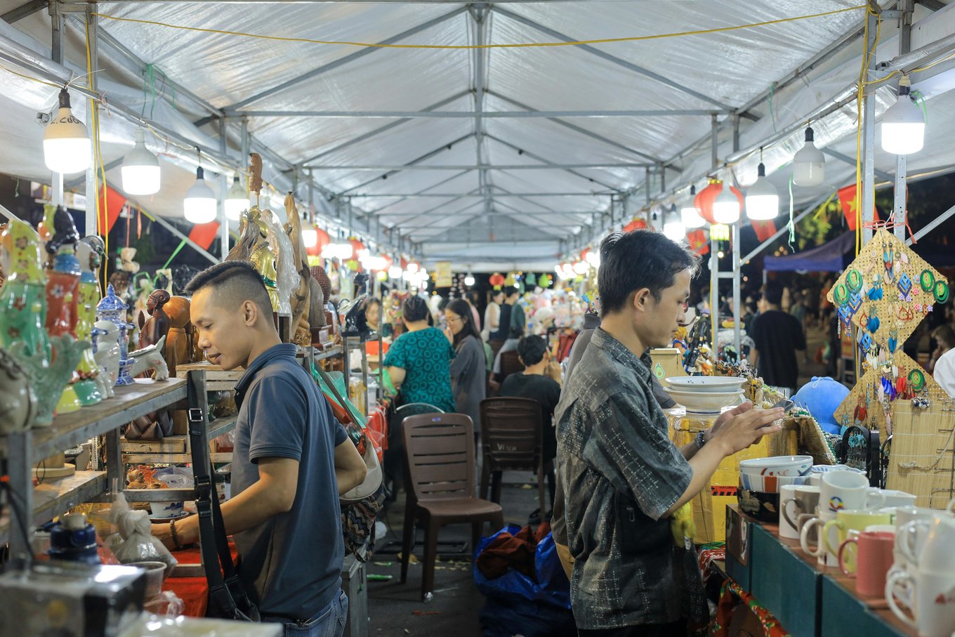 A night market in Vietnam | Photo by Hồng Quang Official on Pexels