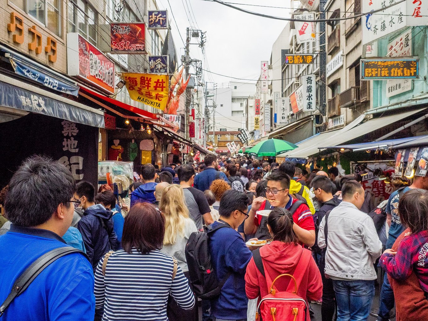 Crowded Nishiki Market street food scene in Kyoto | Photo from Ajay Suresh