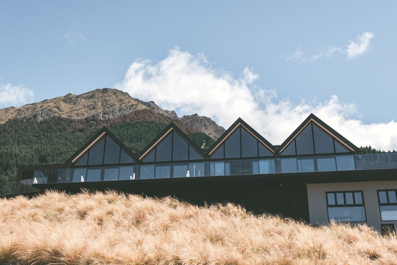 Kamana Lakehouse with panoramic views of Lake Wakatipu and the surrounding mountains