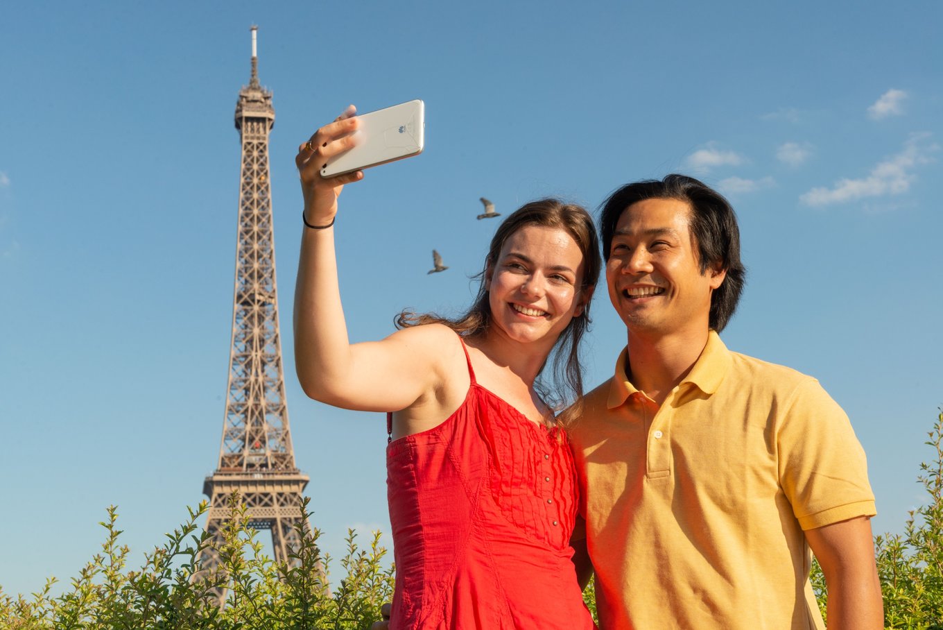 Taking a picture with the Eiffel Tower