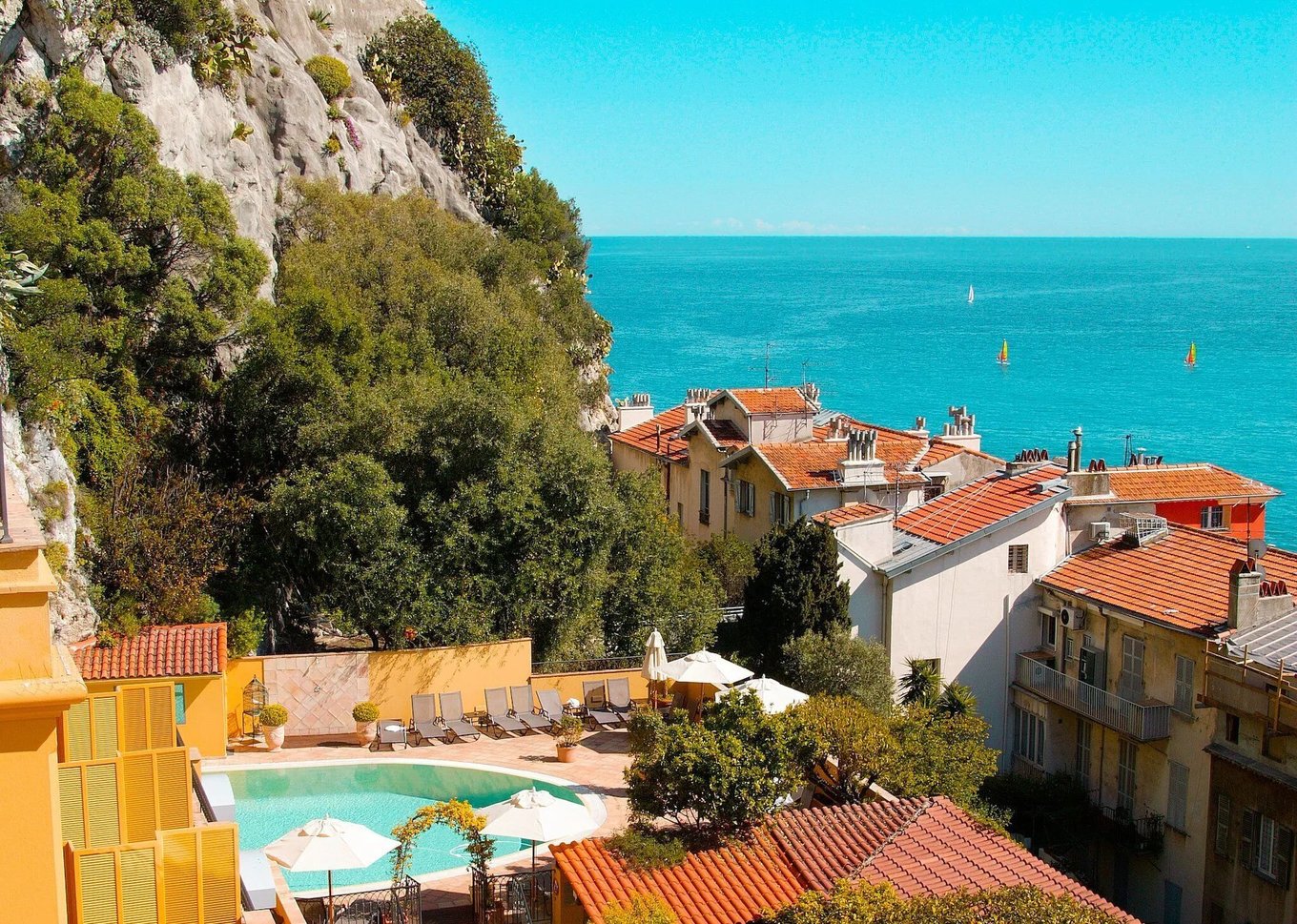 Cliffside pool overlooking the Mediterranean at Hôtel La Pérouse Nice