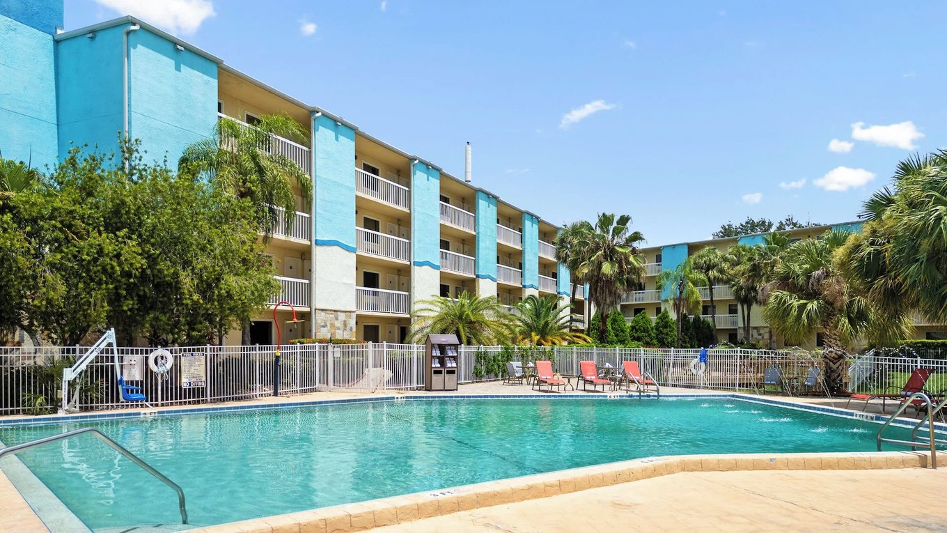 Outdoor pool in Orlando International Drive North Hotel 