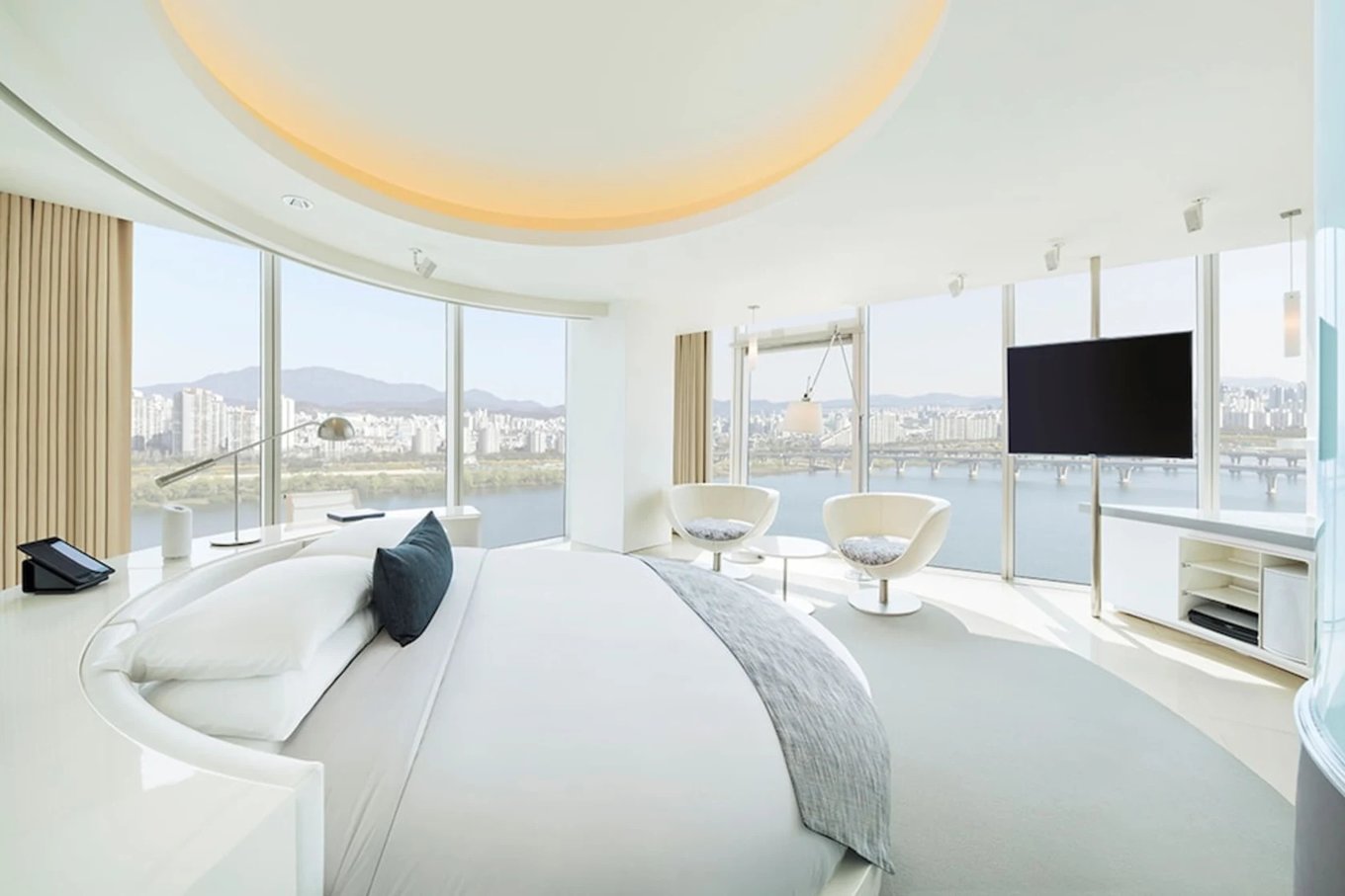 Vista Walkerhill Seoul room with panoramic Han River views and bright modern interiors
