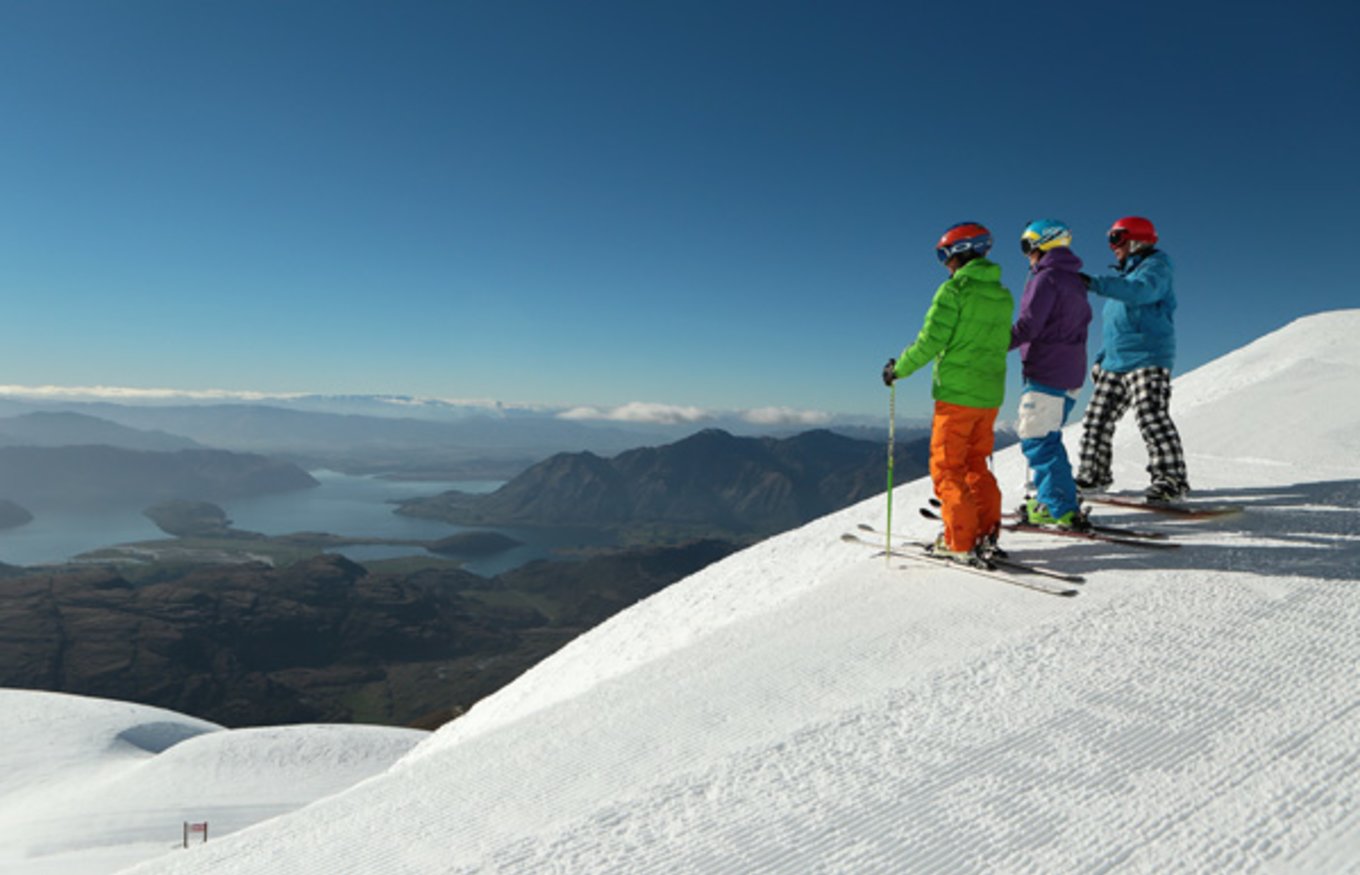  Treble Cone skiing with Lake Wānaka views | Photo Credit: Wikimedia Commons