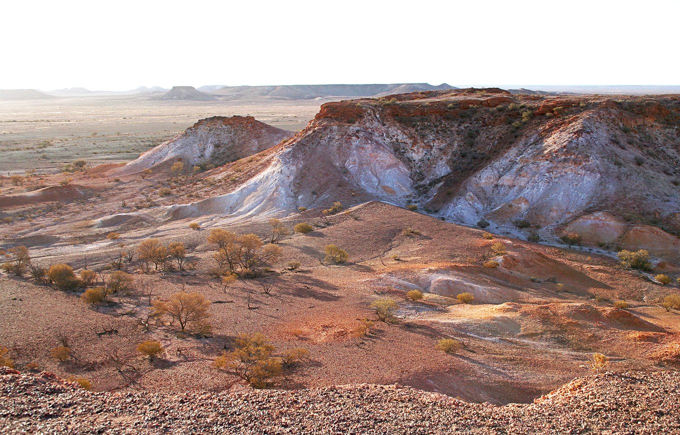 Desert landscapes surrounding the underground town of Coober Pedy | Photo from Georgie Sharp on Flickr