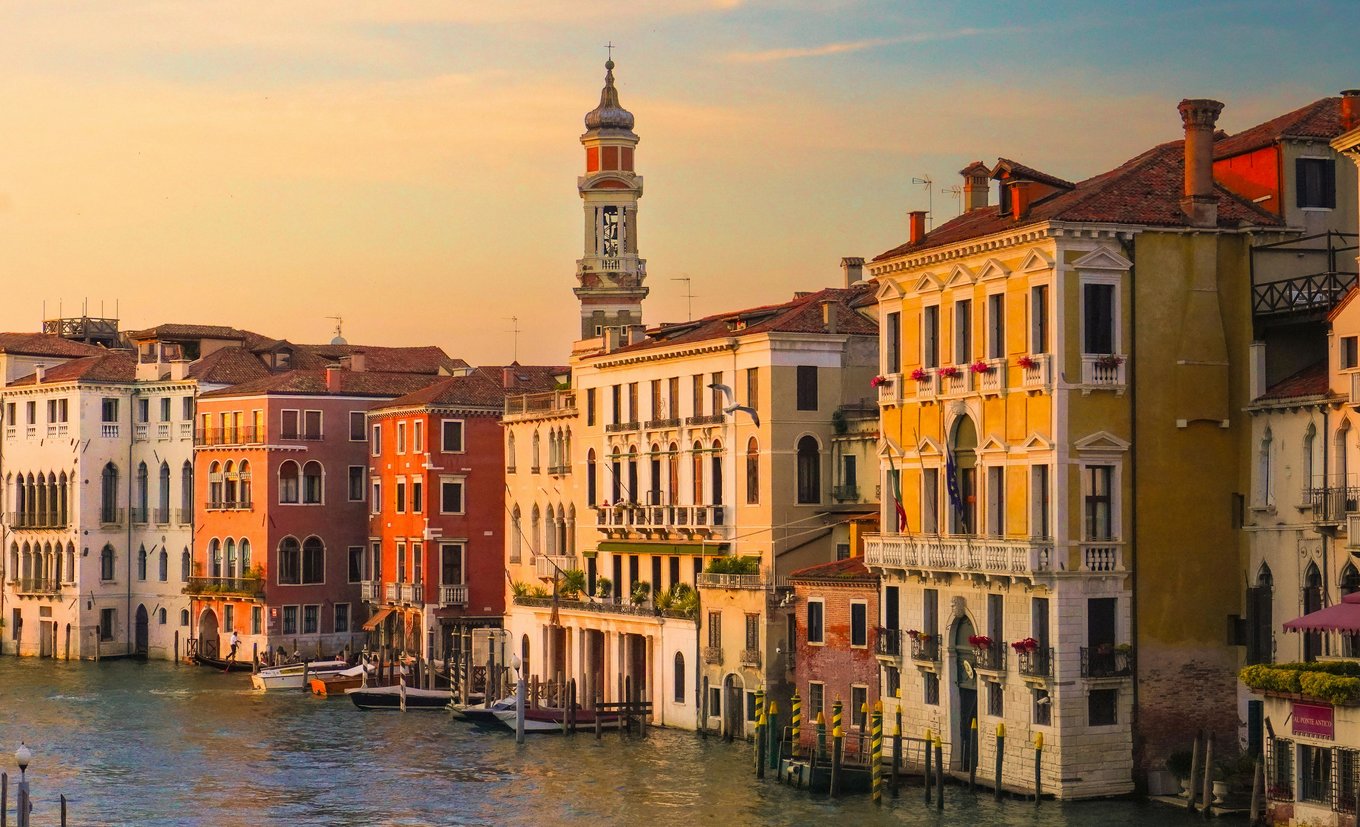 Venetian buildings along a canal at sunset | Photo Credit: YIYANG LIU on Pexels